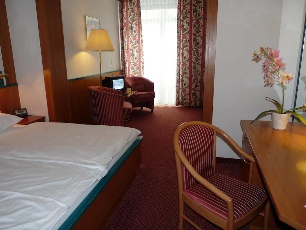 Parkhotel Zur Klause Бад Хол Екстериор снимка
